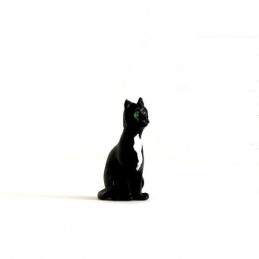 Chat noir assis