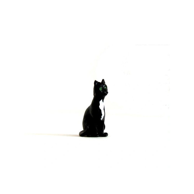 Chat noir assis